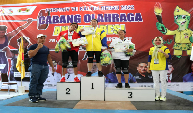 Dari Kutim, Nelly Gondol Tiga Emas Cabor Angkat Besi