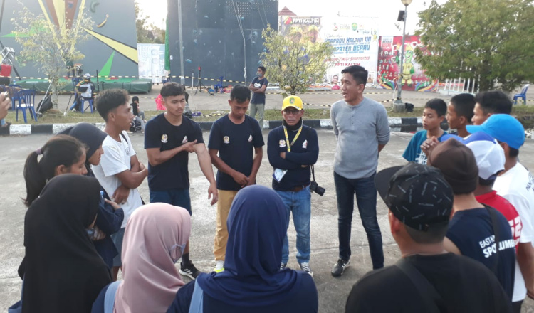 Ketua FPTI Kutim Beri Motivasi, Pemanjat Kutim Langsung Sabet Emas