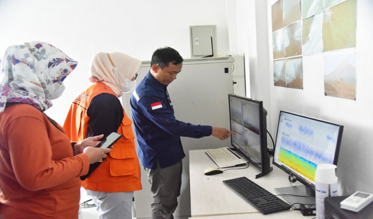 Semeru Keluarkan Awan Panas, Warga di Zona Merah Diminta Kosongkan Tempat
