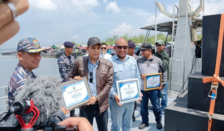 Pembukaan Festival Pesona Kampung Bahari Pulau Miang, Danlanal Sangatta Serahkan Penghargaan untuk KPC dan Pama Persada