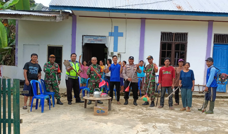 Jelang Perayaan Nataru, Koramil 0909-07/Teluk Pandan Lakukan Kerja Bakti, Sasar GPSDI