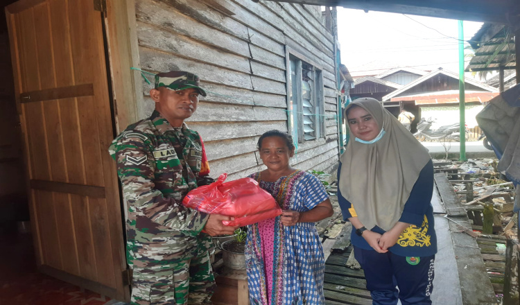 Tingkatkan Kepedulian Koramil 0909-02/Sangkulirang, Kodim 0909/Kutai Timur Bagikan Paket Bingkisan ke Warga Kurang Mampu