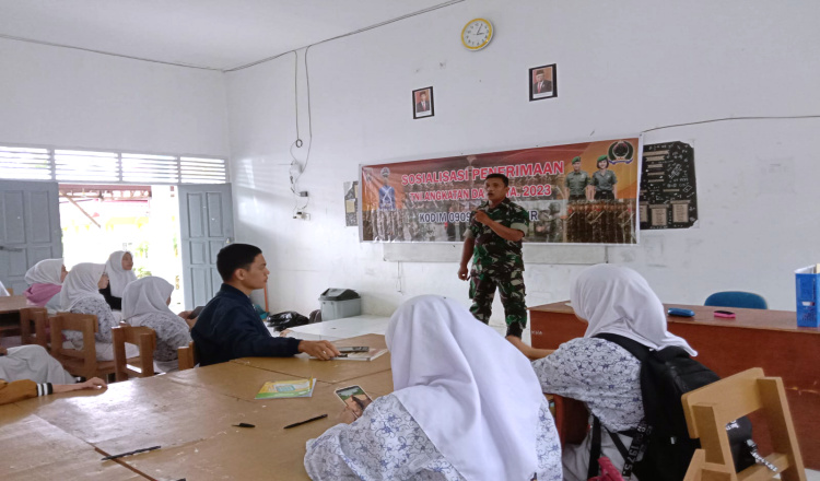 Sosialisasikan Penerimaan Bintara dan Tantama TNI, Babinsa Koramil 0909/06 Teluk Pandan Sambangi SMAN I Teluk Pandan
