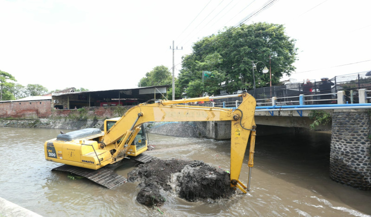Kurangi Resiko Banjir, Pemkab Banyuwangi Kebut Pekerjaan Pengerukan Sungai